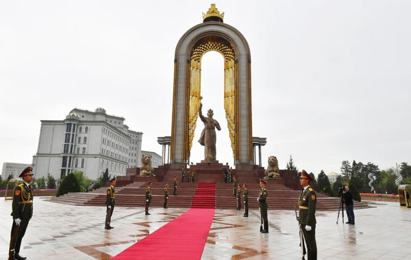 Ильхам Алиев посетил памятник Исмоили Сомони в Душанбе - ФОТО