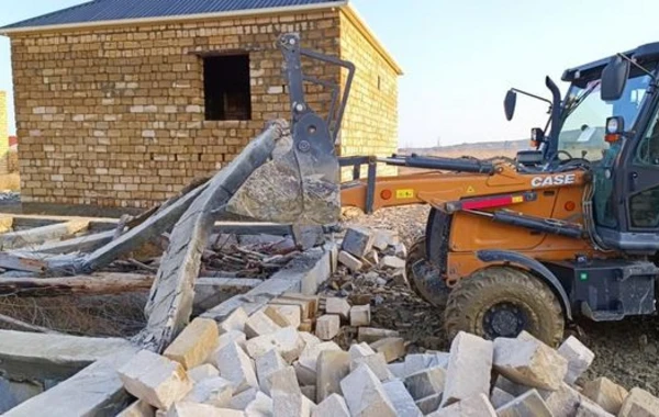 Bakıda dənizkənarı ərazidə qanunsuz tikili söküldü - FOTO