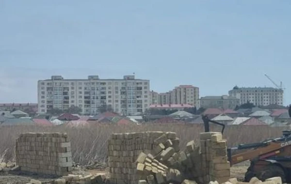 Bakıda dənizkənarı ərazidə qanunsuz tikili söküldü - FOTO