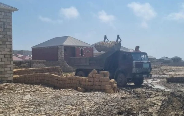 Bakıda dənizkənarı ərazidə qanunsuz tikili söküldü - FOTO