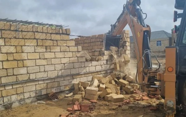 Bakıda dənizkənarı ərazidə qanunsuz tikili söküldü - FOTO