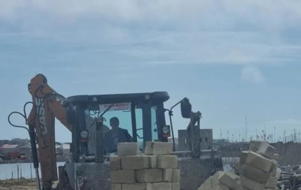 Bakıda dənizkənarı ərazidə qanunsuz tikili söküldü - FOTO