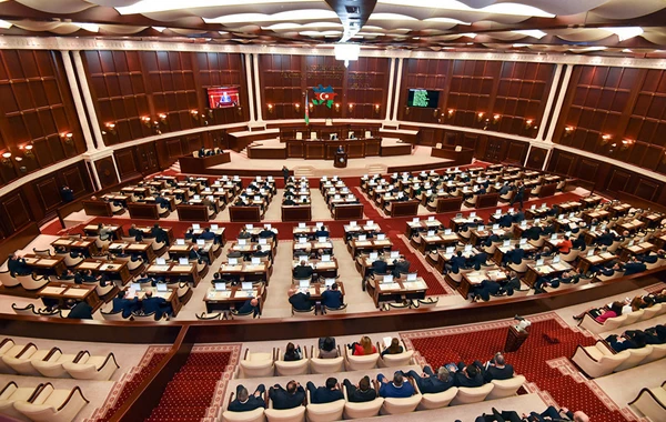 Milli Məclisin plenar iclası başlayıb, gündəlikdə 20 məsələ var