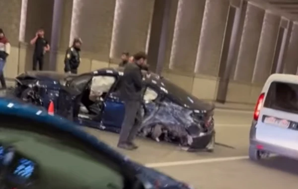 Bakıda ağır yol-nəqliyyat hadisəsi: BMW yararsız hala düşdü - VİDEO