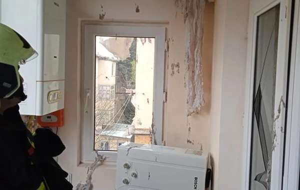 Bakıda binada partlayış olub: Xəsarət alan var - FOTO/VİDEO