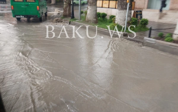 20 dəqiqə yağan yağış şəhər mərkəzini suya qərq etdi - FOTO/VİDEO