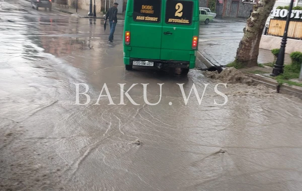 20 dəqiqə yağan yağış şəhər mərkəzini suya qərq etdi - FOTO/VİDEO