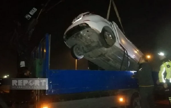 В Баку автомобиль врезался в бетонное ограждение, есть погибший и раненые - ФОТО