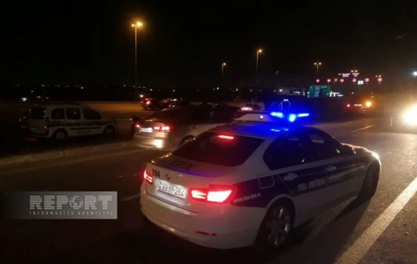 В Баку автомобиль врезался в бетонное ограждение, есть погибший и раненые - ФОТО