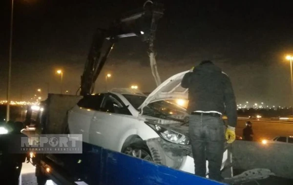 В Баку автомобиль врезался в бетонное ограждение, есть погибший и раненые - ФОТО