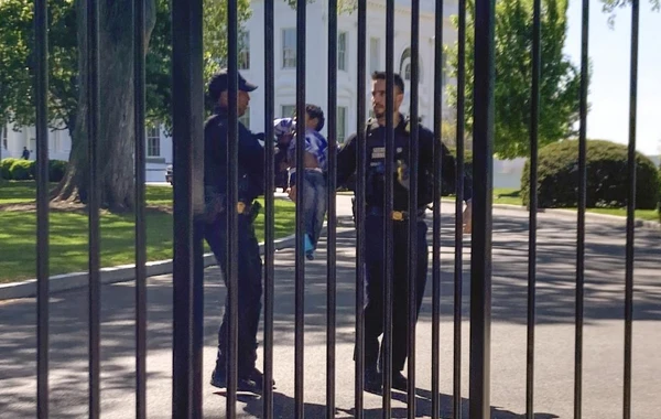 Ağ Evin hasarından keçən uşaq panikaya səbəb oldu - FOTO