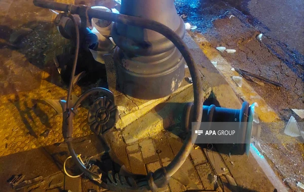 Bakıda qəza zamanı işıq dirəyi sıradan çıxıb, sürücü xəsarət alıb - FOTO