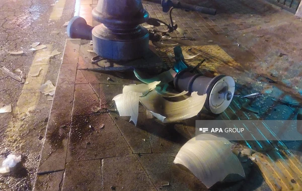 Bakıda qəza zamanı işıq dirəyi sıradan çıxıb, sürücü xəsarət alıb - FOTO