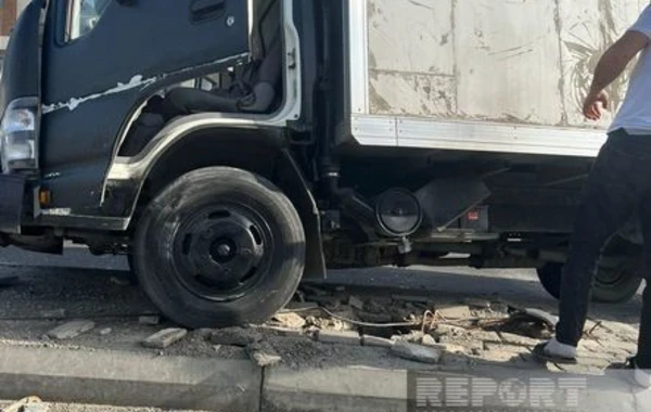 В Баку грузовик врезался в придорожный столб - ФОТО