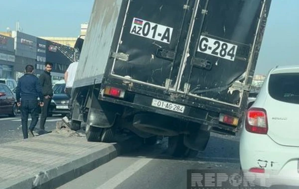 В Баку грузовик врезался в придорожный столб - ФОТО