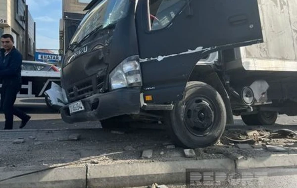 В Баку грузовик врезался в придорожный столб - ФОТО