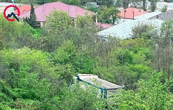 Quba-Qusar yolunda “KamAz” yoldan çıxaraq yaşayış sahəsinə düşdü - FOTO