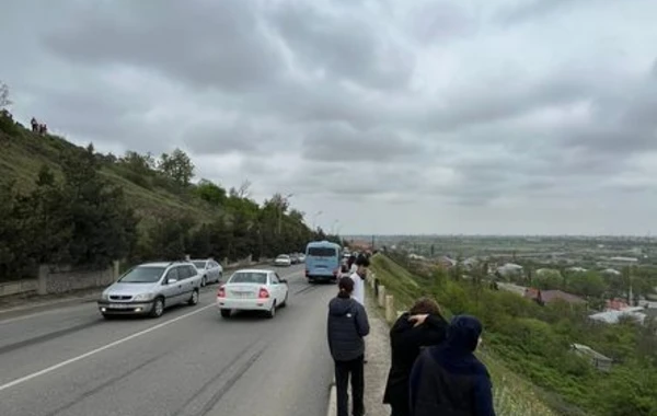 Quba-Qusar yolunda “KamAz” yoldan çıxaraq yaşayış sahəsinə düşdü - FOTO