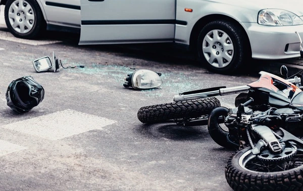 Bakıda avtomobillə moped toqquşub: Ölən var