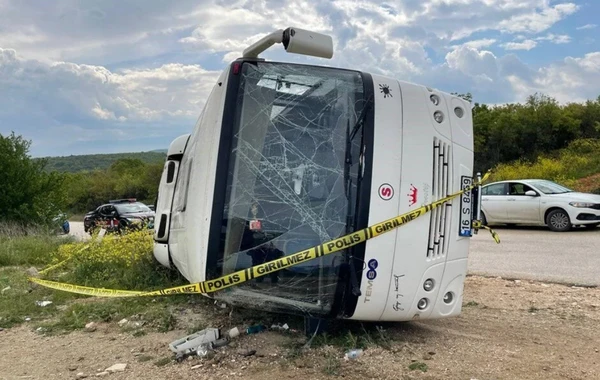Türkiyədə şagird dolu avtobus TIR-la TOQQUŞDU - 23 NƏFƏR YARALANDI - FOTO