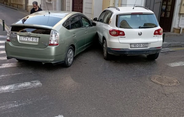 Paytaxtda "Prius" "Volkswagen"lə toqquşdu - FOTO