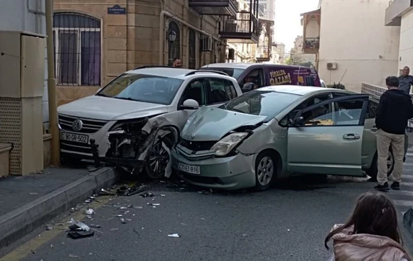 Paytaxtda "Prius" "Volkswagen"lə toqquşdu - FOTO