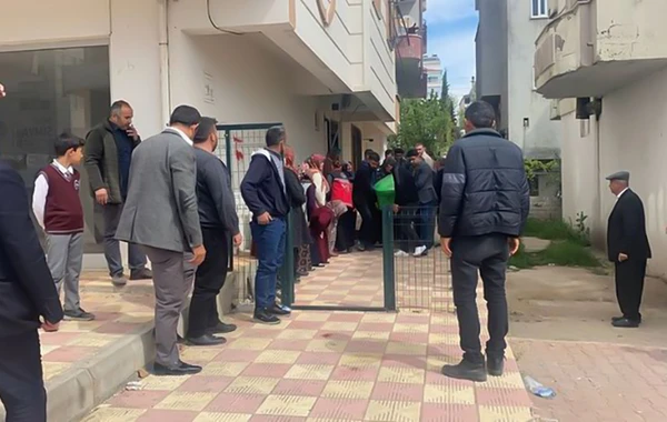 Zəlzələdə arvadı və iki uşağı ölən kişi qızını güllələyib özü də intihar etdi - FOTO