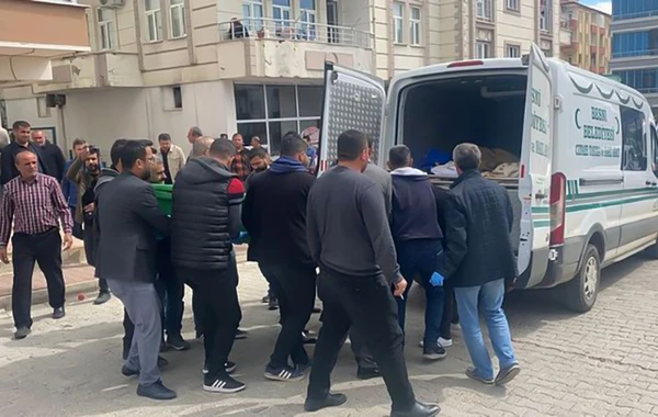 Zəlzələdə arvadı və iki uşağı ölən kişi qızını güllələyib özü də intihar etdi - FOTO