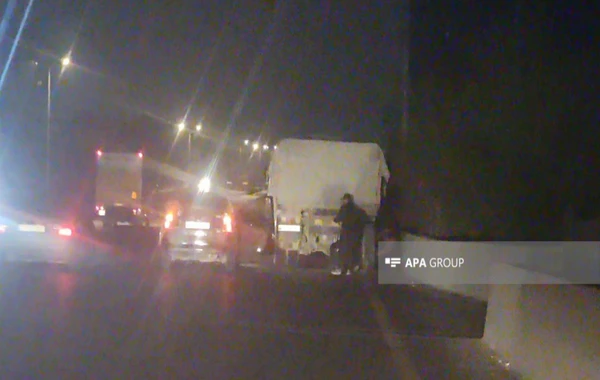 Bakıda maşın “KamAZ“a çırpılıb, xəsarət alan var - FOTO