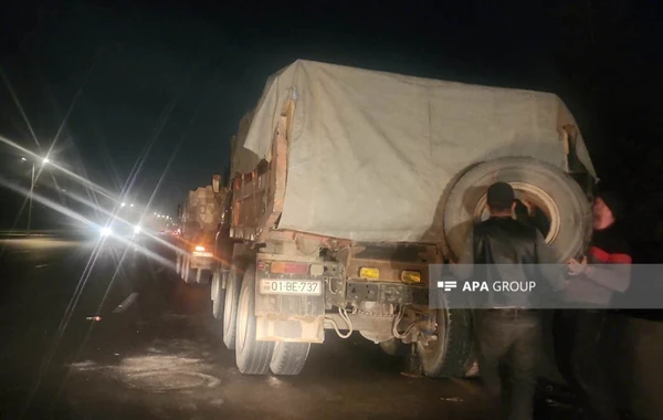 Bakıda maşın “KamAZ“a çırpılıb, xəsarət alan var - FOTO