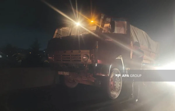 Bakıda maşın “KamAZ“a çırpılıb, xəsarət alan var - FOTO