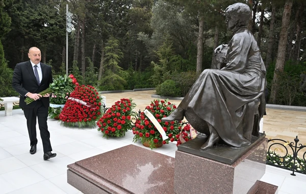 İlham Əliyev akademik Zərifə xanım Əliyevanın məzarını ziyarət edib - FOTO