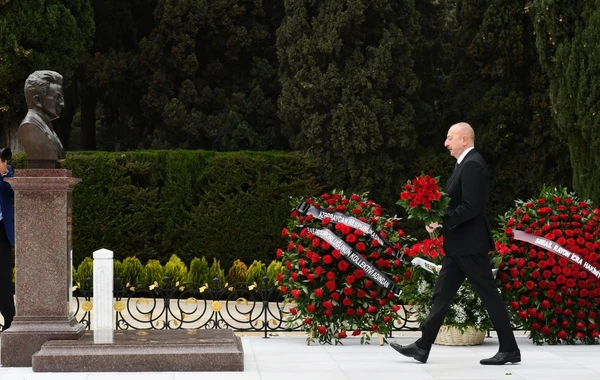 İlham Əliyev akademik Zərifə xanım Əliyevanın məzarını ziyarət edib - FOTO