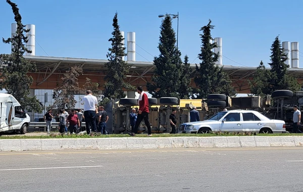 Avtovağzalın yaxınlığında YÜK MAŞINI AŞDI - Yola çınqıl dağıldı - FOTO/VİDEO