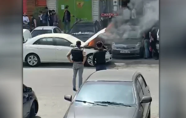 Bakıda "Mercedes" alovlanıb yandı - ANBAAN VİDEO