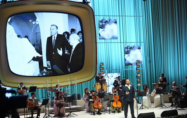 İlham Əliyev və Mehriban Əliyeva Zərifə Əliyevanın 100 illiyi münasibətilə keçirilən konsertdə iştirak ediblər
