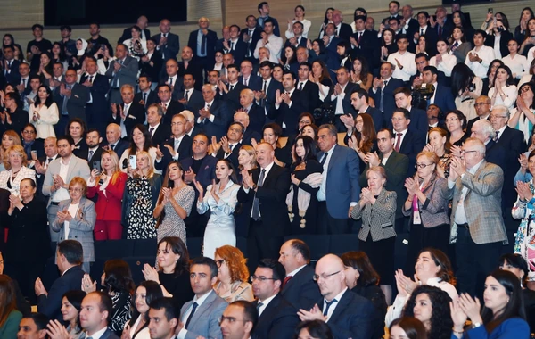 İlham Əliyev və Mehriban Əliyeva Zərifə Əliyevanın 100 illiyi münasibətilə keçirilən konsertdə iştirak ediblər