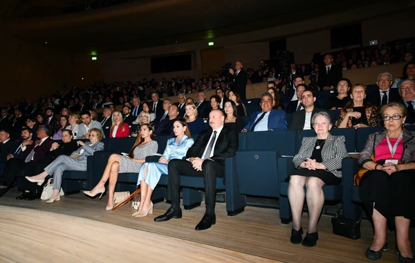 İlham Əliyev və Mehriban Əliyeva Zərifə Əliyevanın 100 illiyi münasibətilə keçirilən konsertdə iştirak ediblər