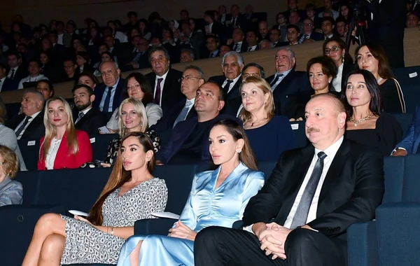 İlham Əliyev və Mehriban Əliyeva Zərifə Əliyevanın 100 illiyi münasibətilə keçirilən konsertdə iştirak ediblər