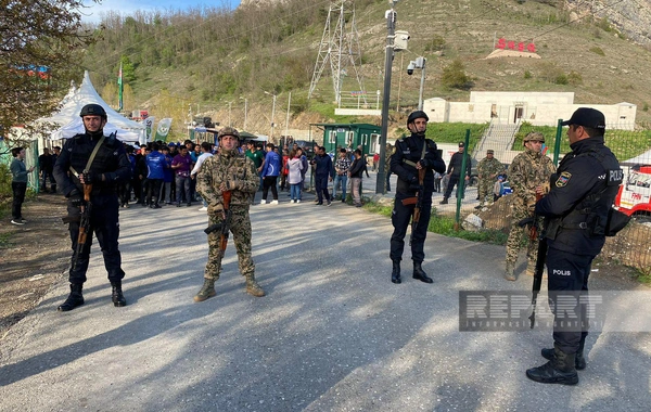 Daxili Qoşunların hərbçiləri və polislər Laçın-Xankəndi yoluna nəzarəti davam etdirir - FOTO