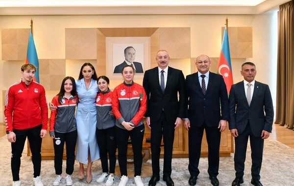 İlham Əliyev və Mehriban Əliyeva qələbələrini Azərbaycana həsr etmiş Türkiyə idmançıları ilə görüşüblər - FOTO - YENİLƏNİB