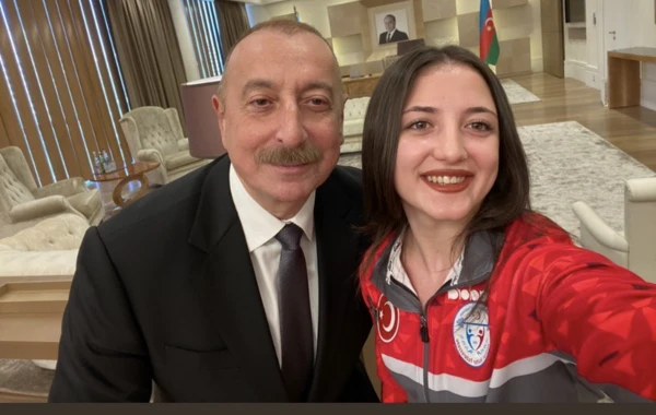 Türkiyəli atletlər İlham Əliyev və Mehriban Əliyeva ilə selfi çəkdirdilər - FOTO