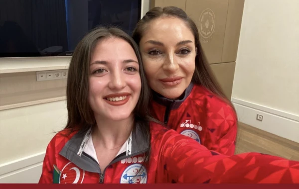 Türkiyəli atletlər İlham Əliyev və Mehriban Əliyeva ilə selfi çəkdirdilər - FOTO