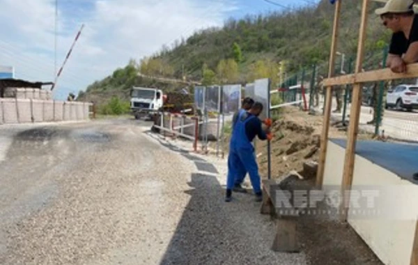 Laçın-Xankəndi yolunda ekofəalların quraşdırdığı çadırlar və plakatlar sökülür - FOTO