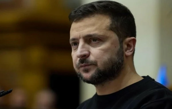 Zelenski hər ehtimala qarşı üzərində tapança gəzdirdiyini bildirib