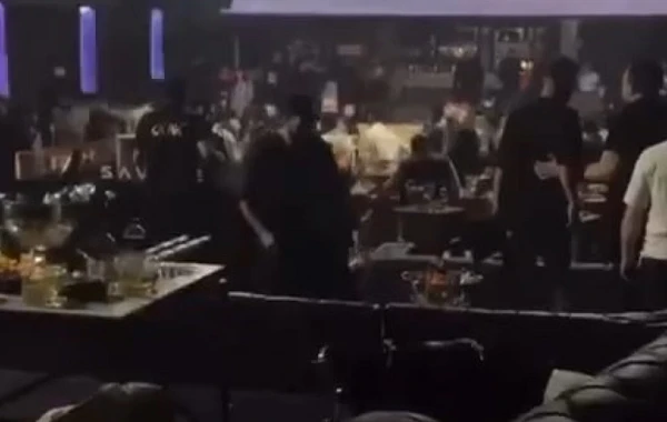 Gecə klubunda mübahisə qanla bitdi: Yaralananlar var - FOTO