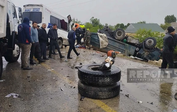 В Азербайджане столкнулись микроавтобус и грузовик: двое погибших, 8 раненых - ВИДЕО