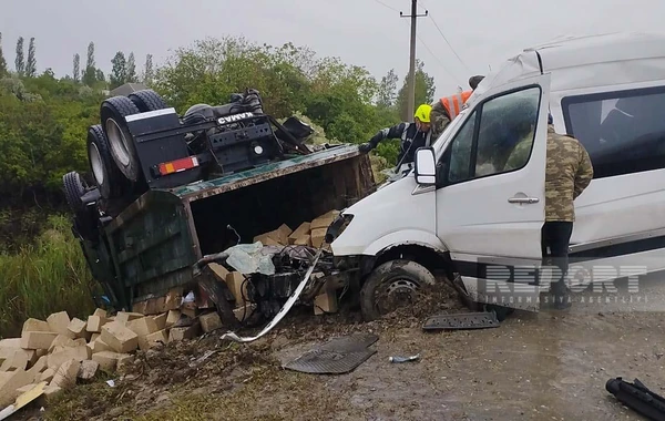 В Азербайджане столкнулись микроавтобус и грузовик: двое погибших, 8 раненых - ВИДЕО