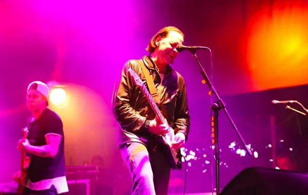 "Duman"ın konsertində FACİƏ: Gənc oğlan damdan yıxılaraq öldü - FOTO