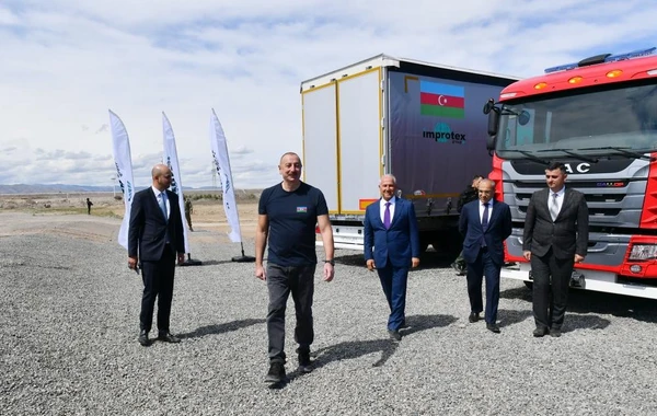 İlham Əliyev “Araz Vadisi İqtisadi Zonası”nda görülən işlərlə tanış olub, bir neçə müəssisənin təməlini qoyub - FOTO